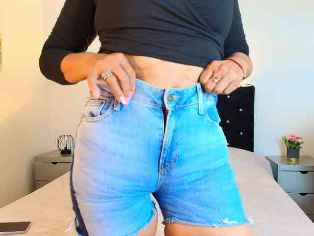 Shanon-mature webcam