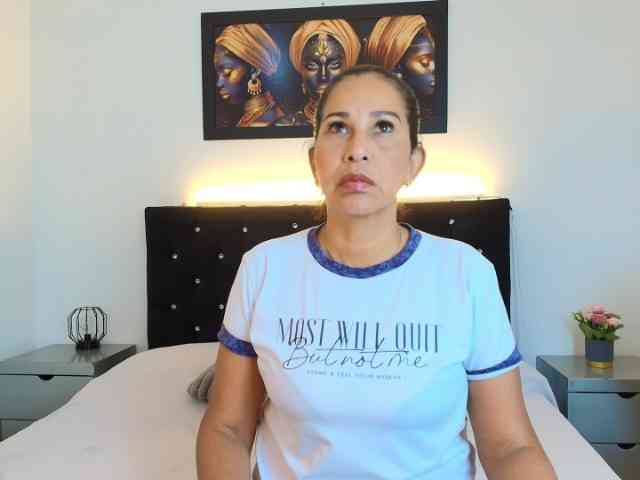 Shanon-mature webcam