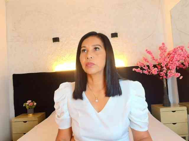 Shanon-mature webcam