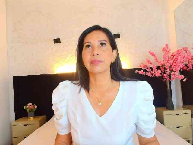 Shanon-mature webcam