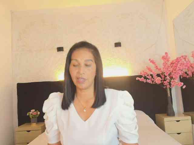 Shanon-mature webcam