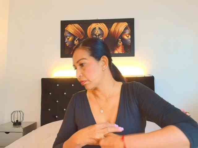 Shanon-mature webcam