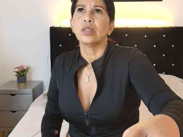 Shanon-mature webcam