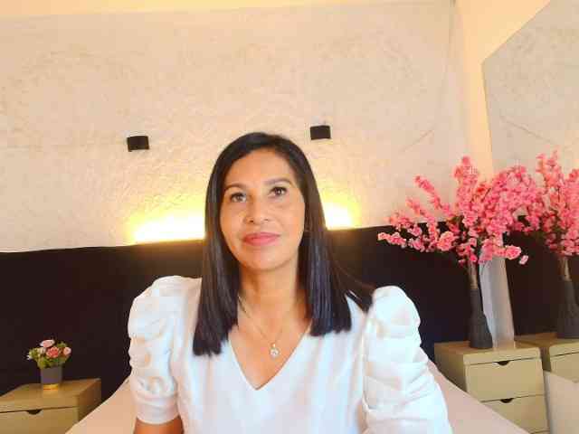 Shanon-mature webcam