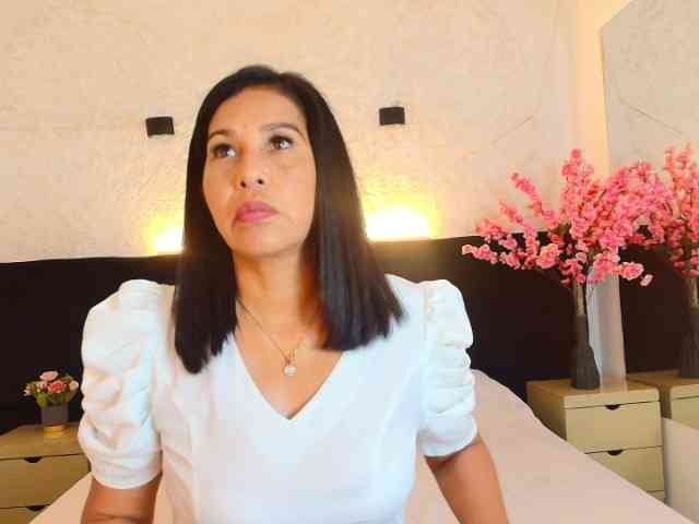 Shanon-mature webcam