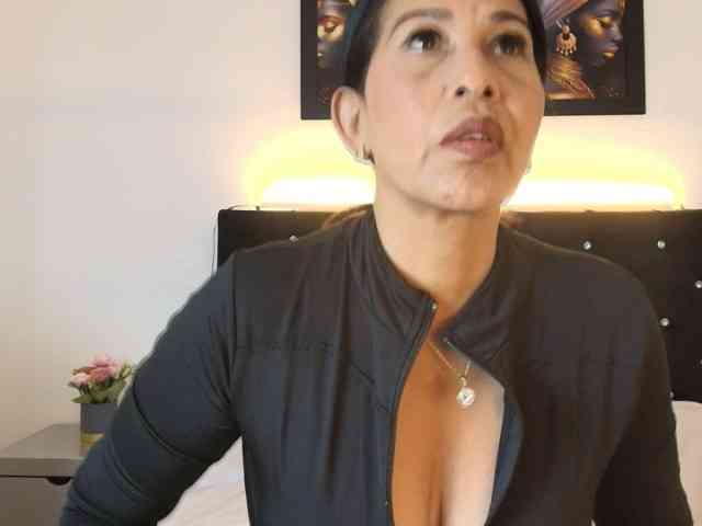 Shanon-mature webcam