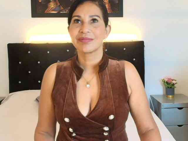 Shanon-mature webcam