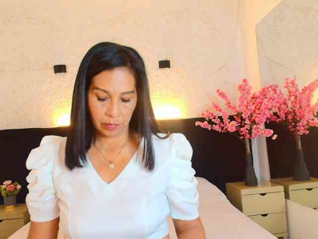 Shanon-mature webcam