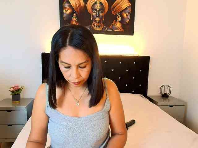 Shanon-mature webcam