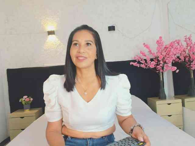 Shanon-mature webcam