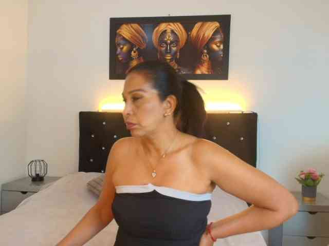 Shanon-mature webcam