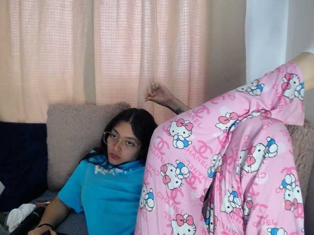 Lesliee22's BongaCams show and profile