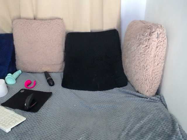 Lesliee22's BongaCams show and profile