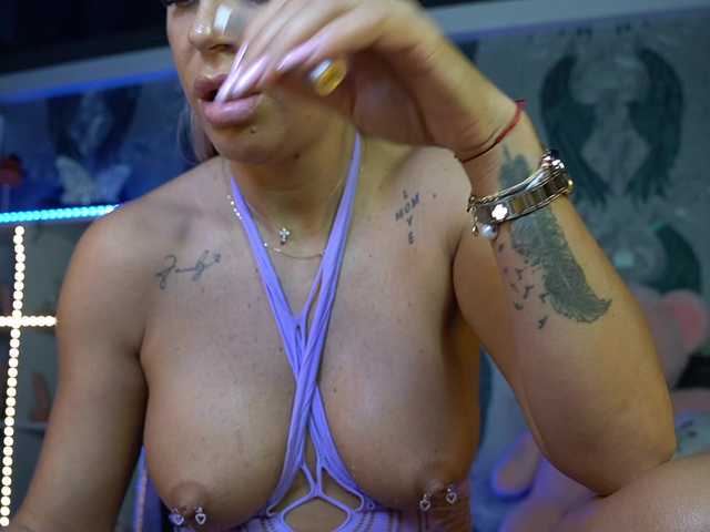 anneswhite's BongaCams show and profile