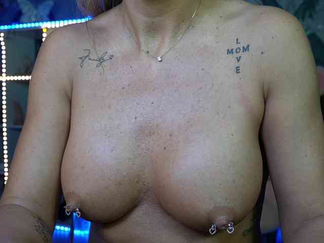 anneswhite Live Webcam on BongaCams