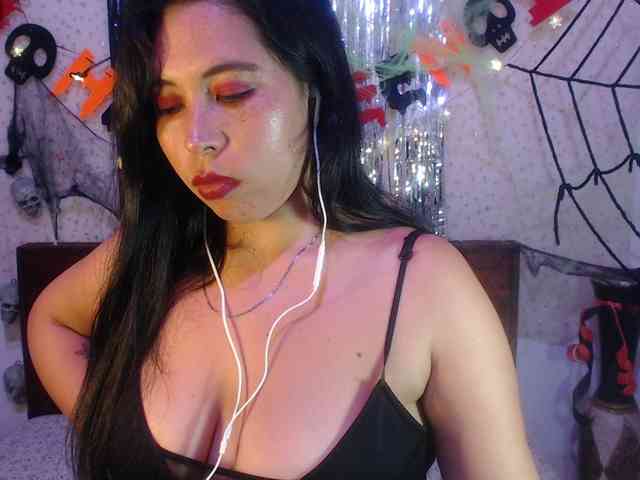 NikkiMilky webcam