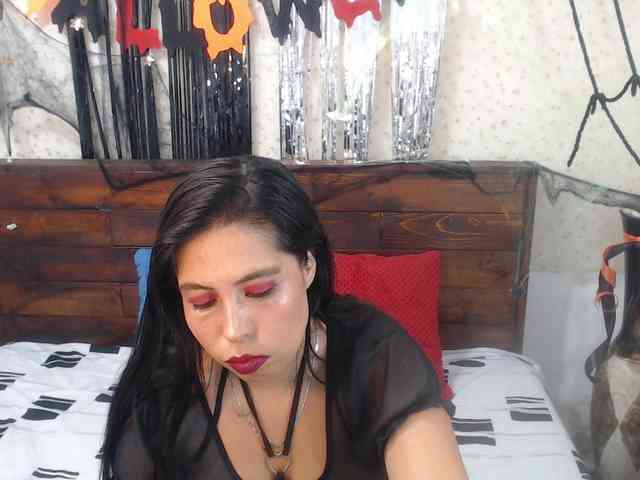 NikkiMilky webcam