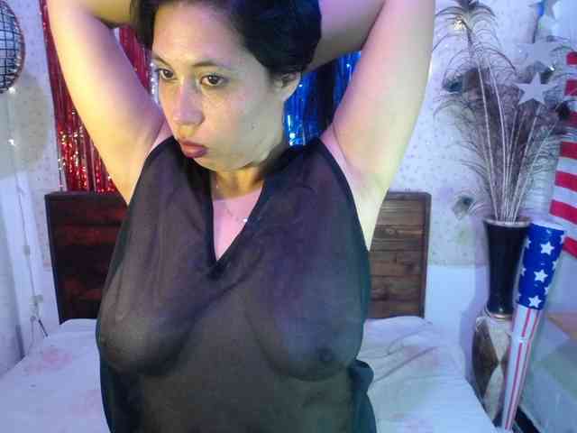 NikkiMilky webcam