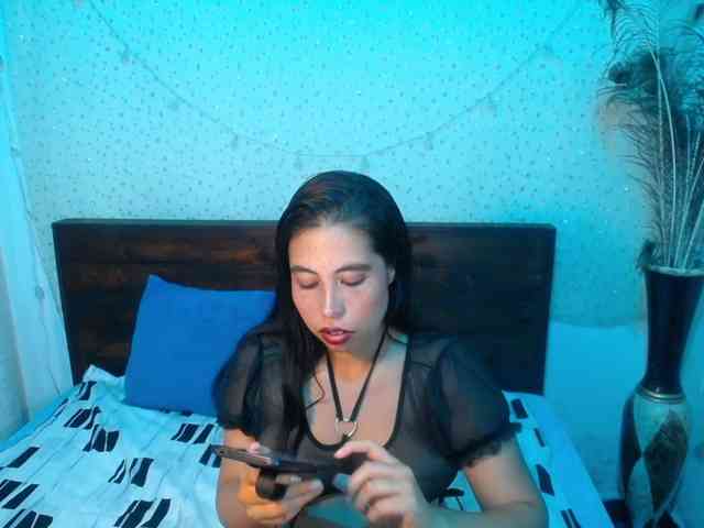 NikkiMilky webcam
