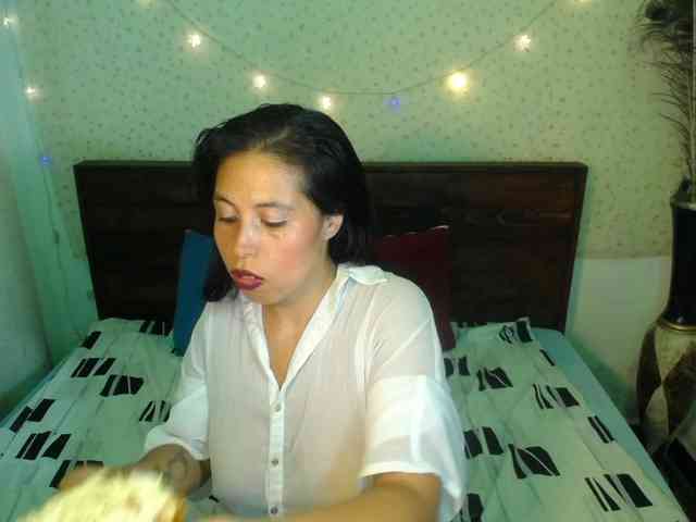 NikkiMilky webcam
