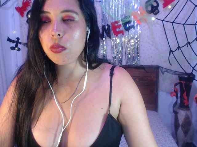 NikkiMilky webcam