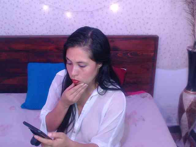 NikkiMilky webcam