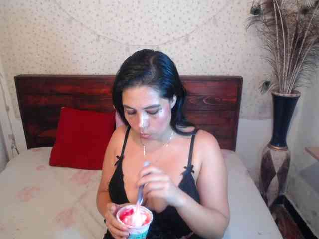 NikkiMilky webcam