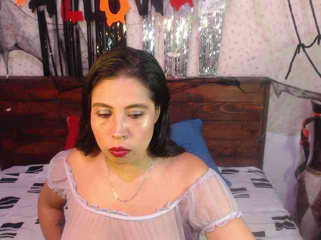 NikkiMilky webcam