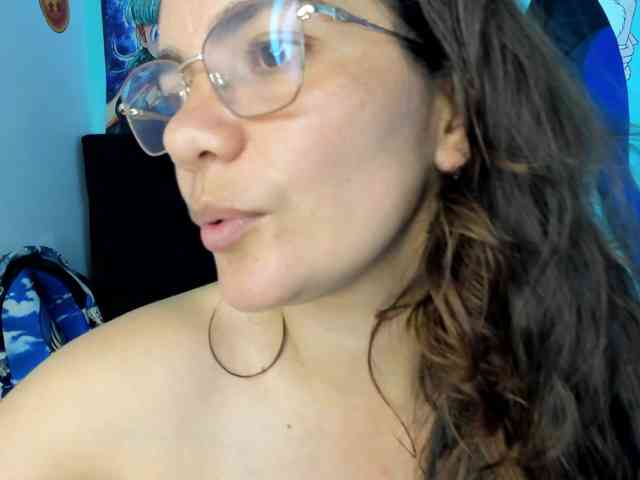 bulma-hot- webcam