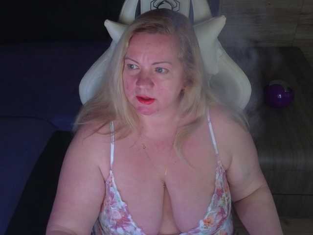 Molligspielle ist ein weiteres deutsches Camgirl, das in einem Live-Show verfügbar ist