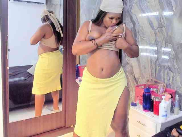 adult random cam LauraSaenz01