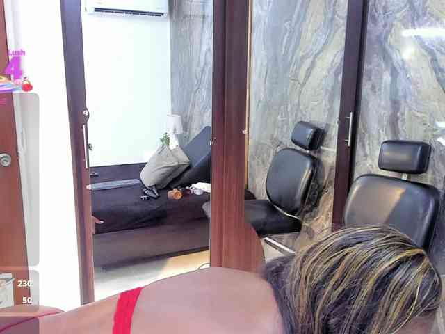 upskirt webcam LauraSaenz01