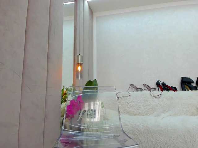 BritneyCharm live cam profile