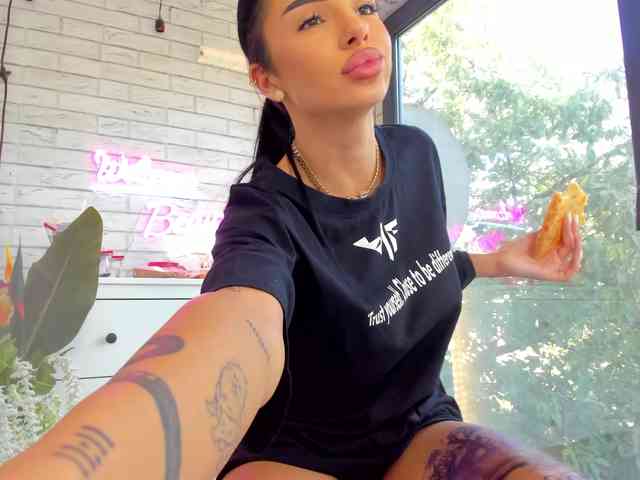 BritneyCharm webcam