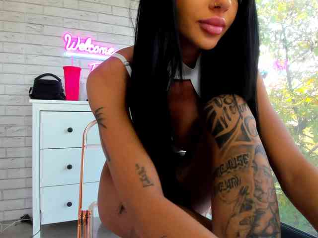 BritneyCharm webcam