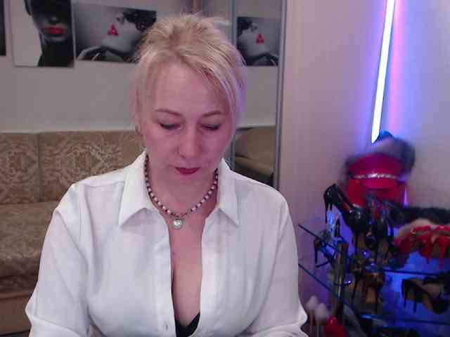 MistressMilfa webcam