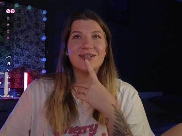 Join slutty camslut BloomBambi BloomBambi from BongaCams