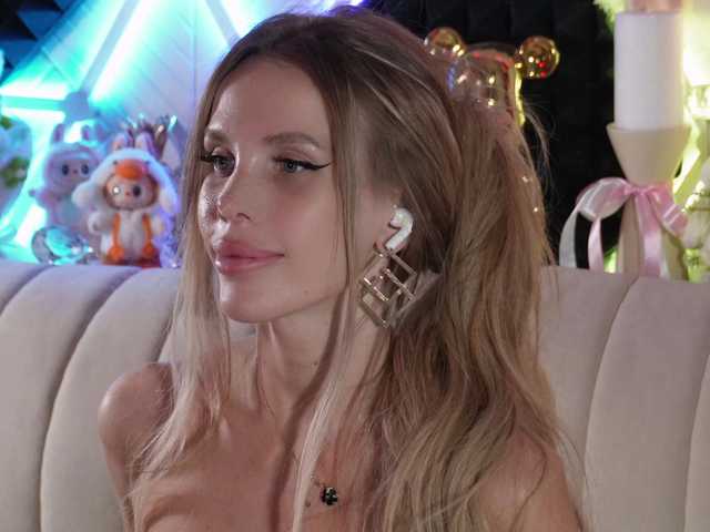 blondinochkaa's BongaCams show and profile