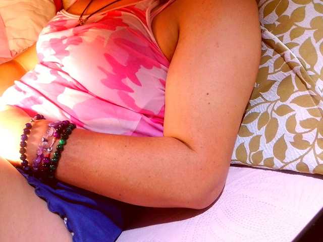 lucyLUxxx's BongaCams show and profile