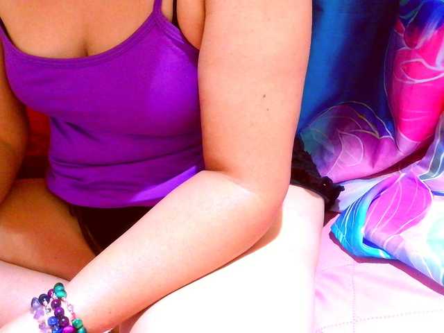 lucyLUxxx's BongaCams show and profile