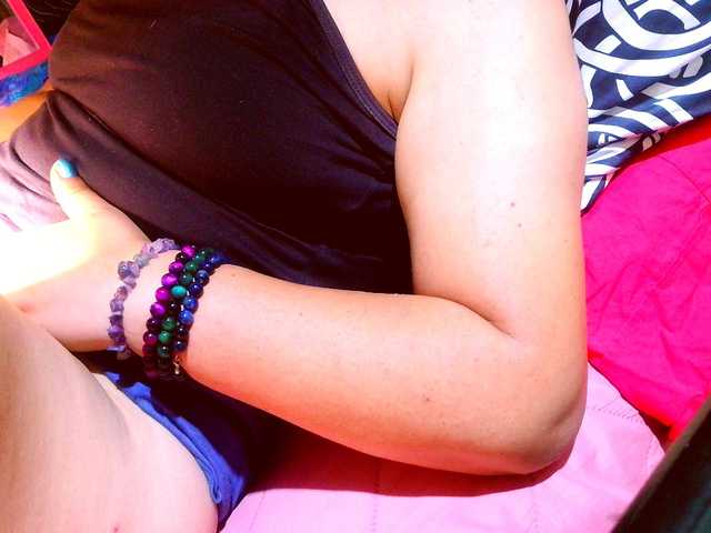 lucyLUxxx's BongaCams show and profile