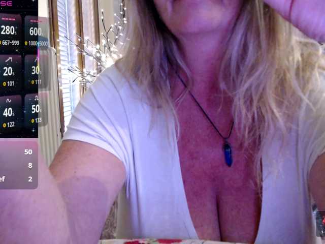 le modèle JennaDeluxe est en webcam porno dans un show sur le site bongacams, il possède les tags suivants: White/Caucasian,Blonde,Shaved