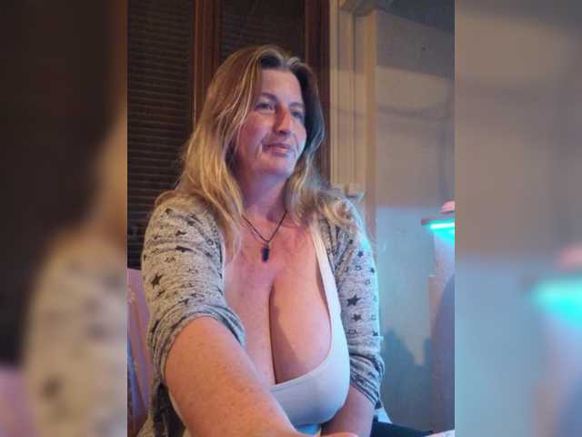 JennaDeluxe's BongaCams show and profile