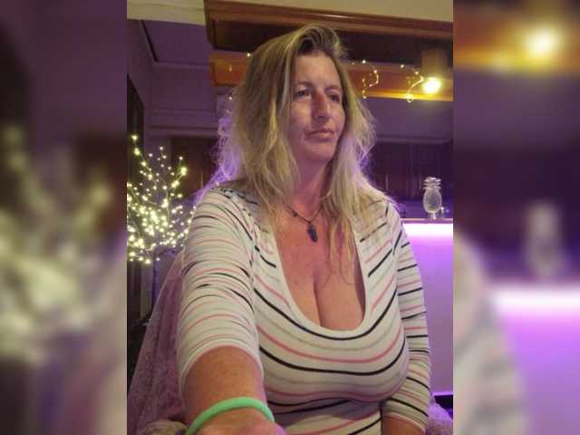 JennaDeluxe's BongaCams show and profile