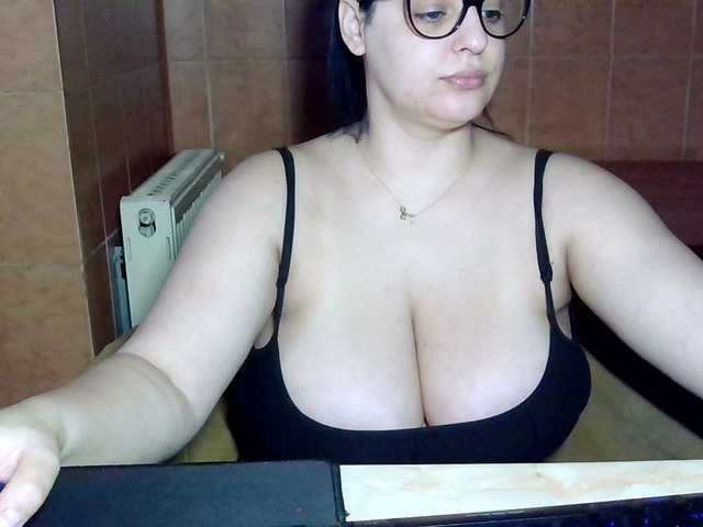 MoniqQuuen's BongaCams show and profile