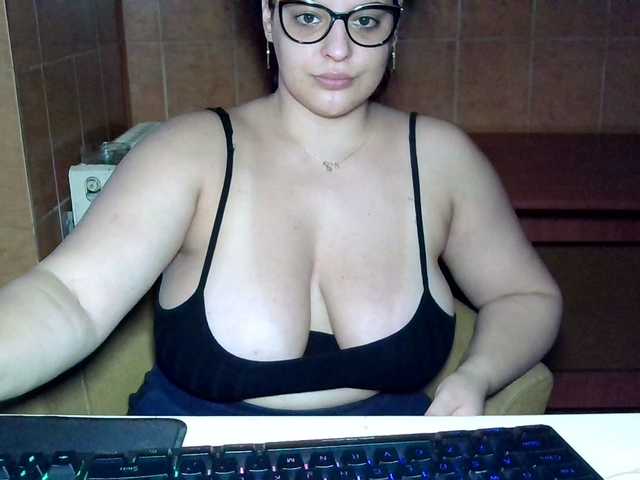 MoniqQuuen webcam bongacams model stream image