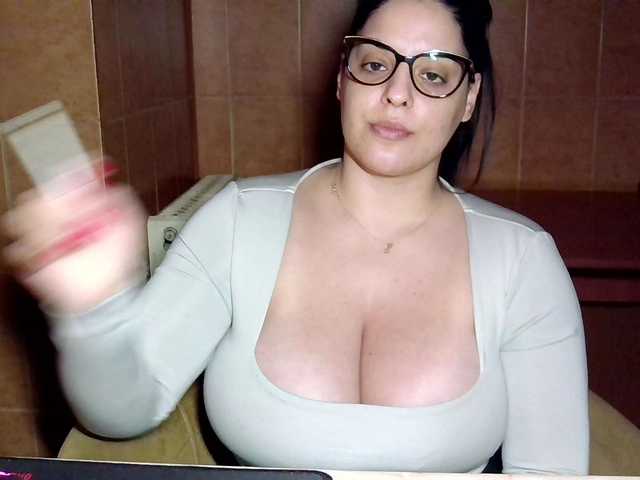 MoniqQuuen webcam bongacams model stream image