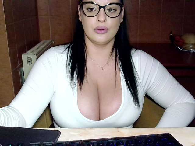 MoniqQuuen's BongaCams show and profile