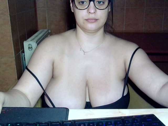 MoniqQuuen webcam bongacams model stream image