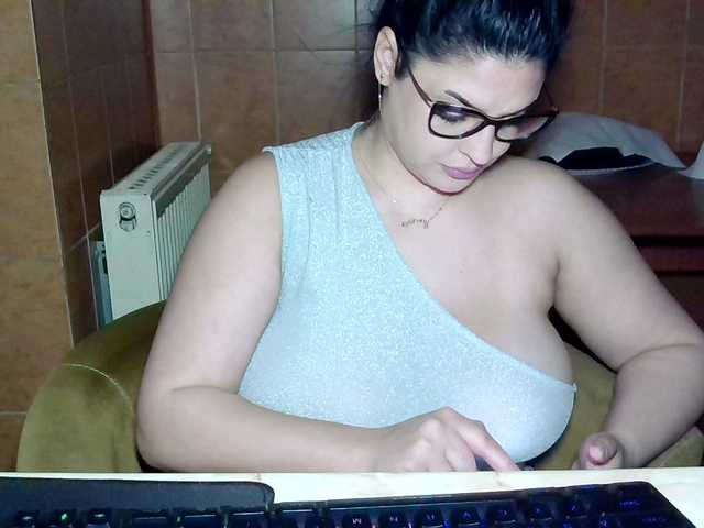 MoniqQuuen's BongaCams show and profile